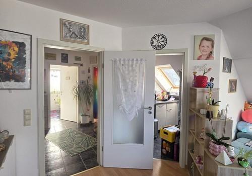Blick in Flur und Küche
