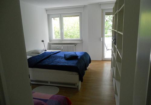 Schlafzimmer mit Balkonzugang