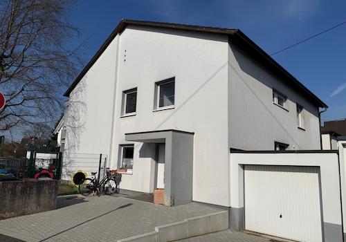Ansicht mit Garage