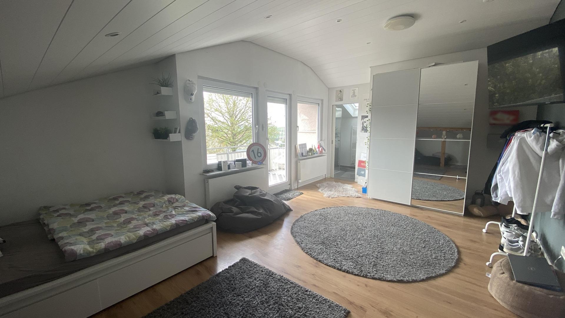 Kinderzimmer mit Zugang Balkon DG