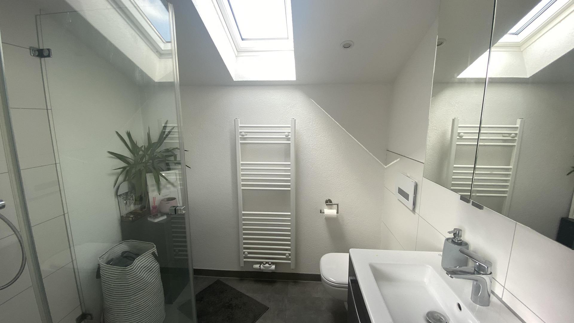 Badezimmer mit Dusche DG