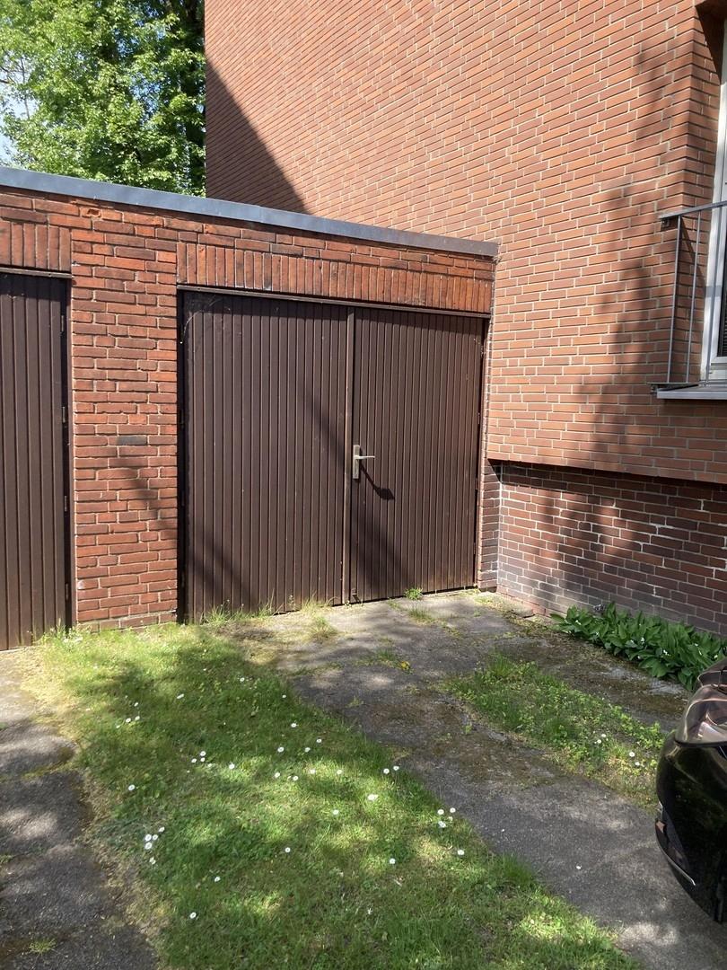 Garage mit Auffahrt