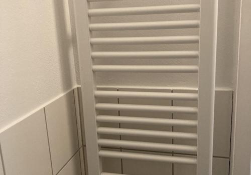 Bad: Handtuchheizkörper