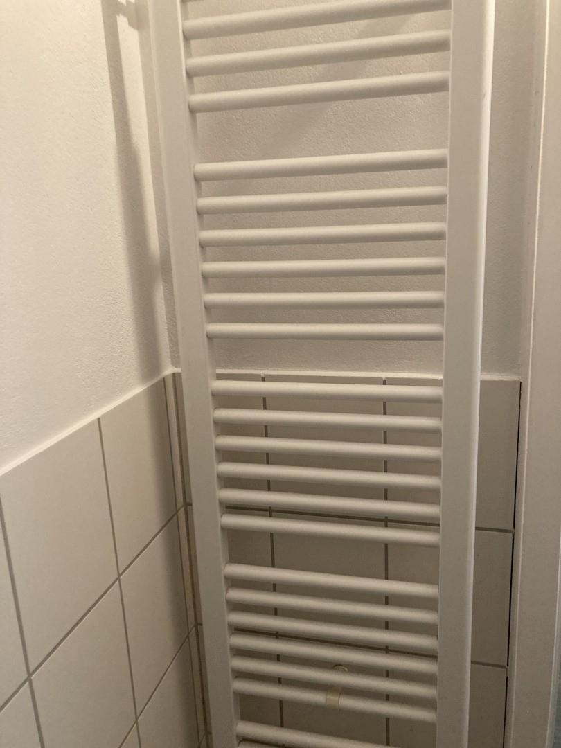 Bad: Handtuchheizkörper