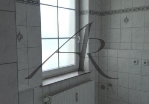 Tageslichtbad mit Badewanne und Dusche