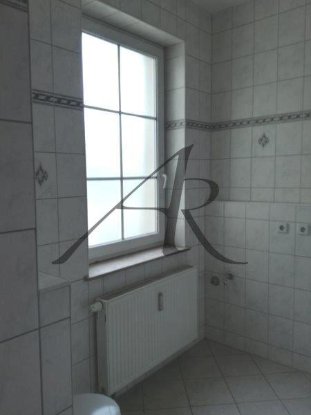 Tageslichtbad mit Badewanne und Dusche
