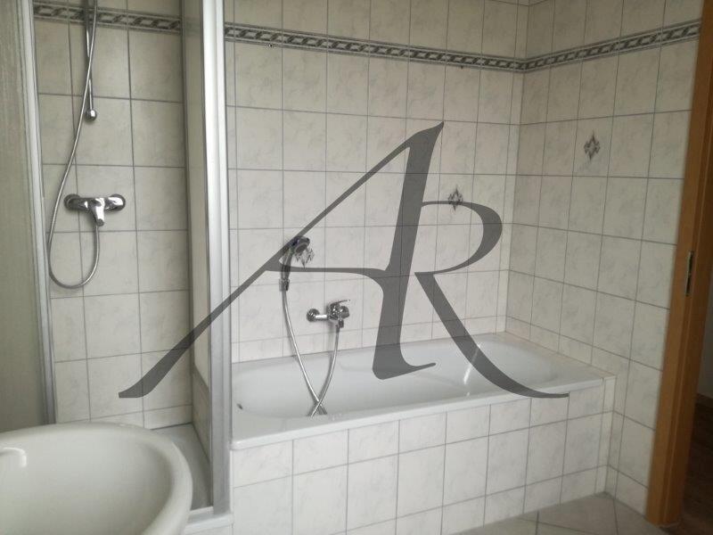 Tageslichtbad mit Badewanne und Dusche