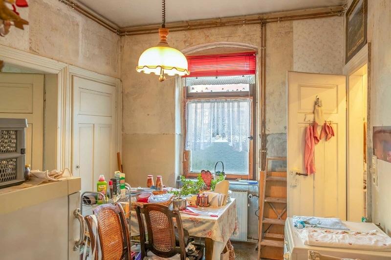 Küche mit Wandschrank