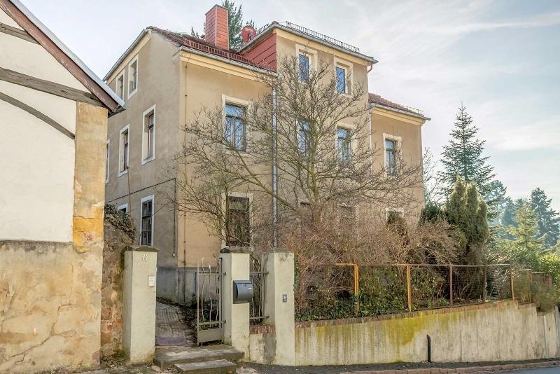 Seitenansicht mit Eingangstor