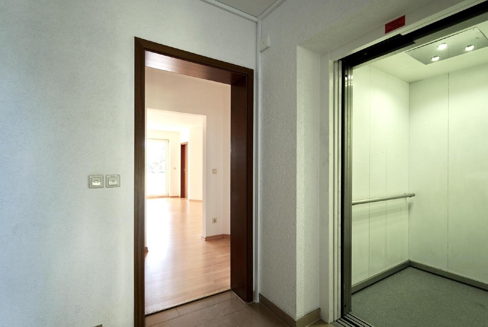 Hausflur mit Aufzug