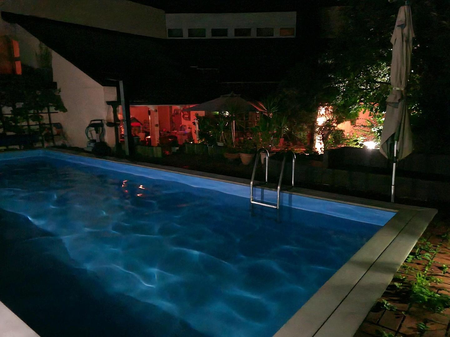Pool mit Blick zum Haus