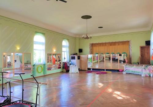 Tanzsaal mit Bühne