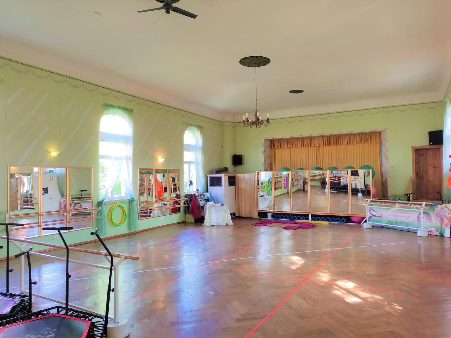 Tanzsaal mit Bühne