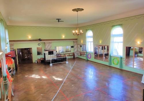 Tanzsaal mit Eingangsbereich