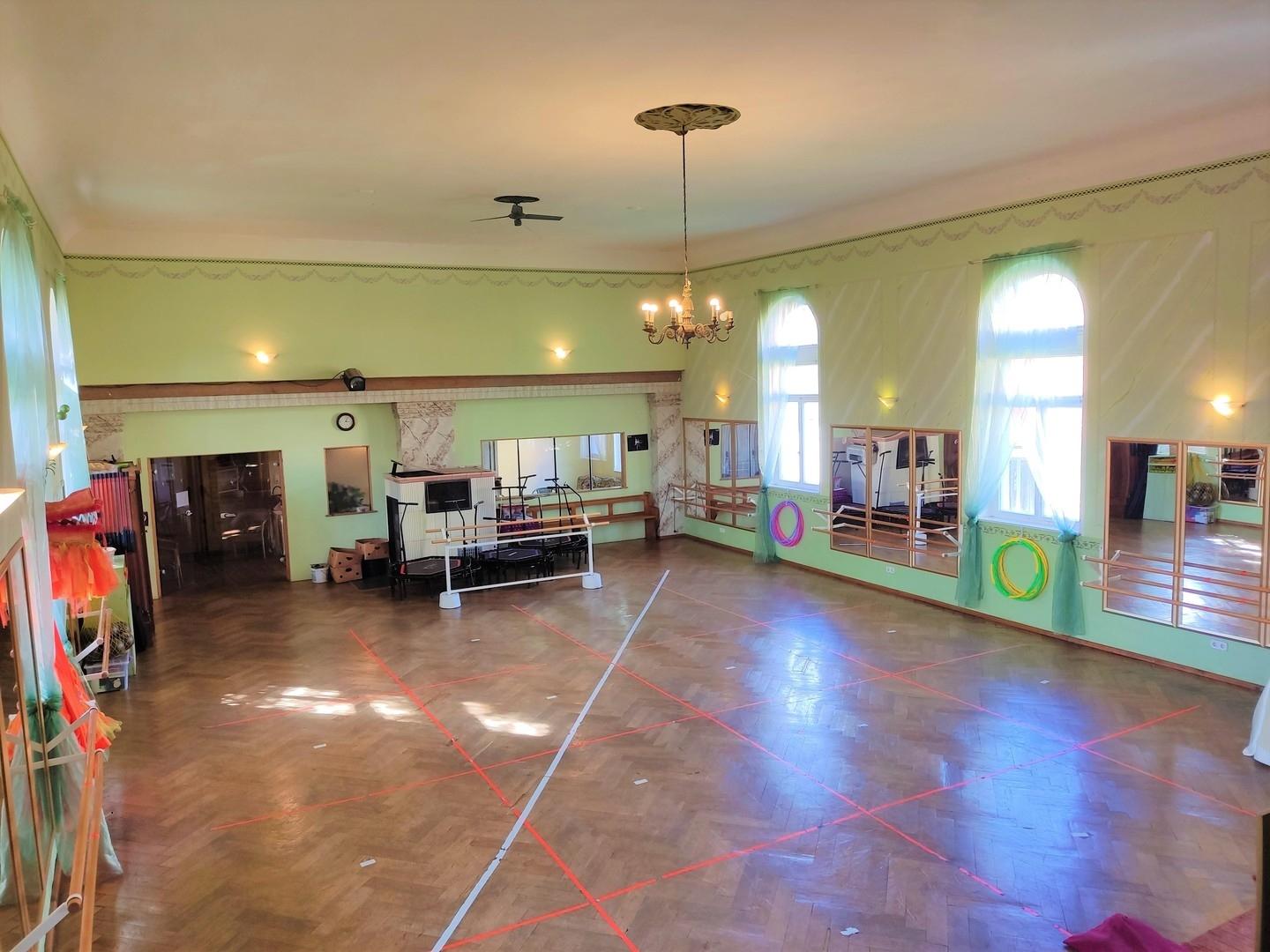 Tanzsaal mit Eingangsbereich