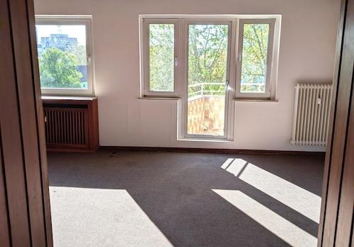 Helles Wohnzimmer mit Balkon