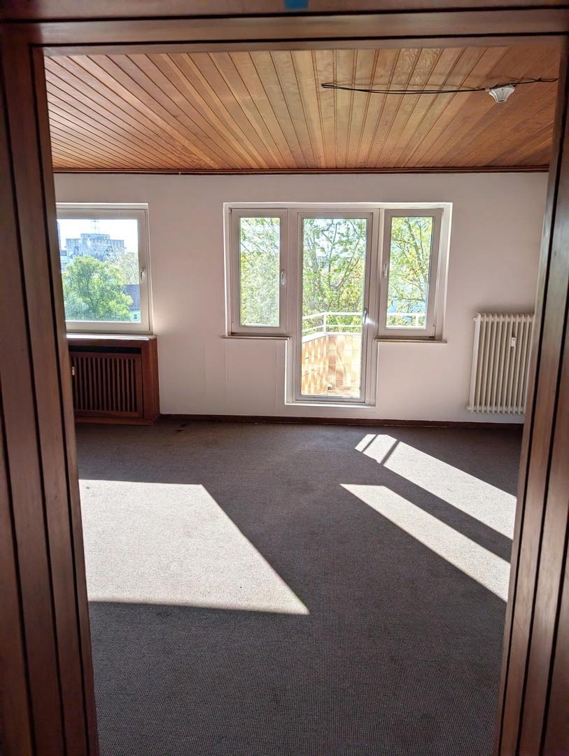 Helles Wohnzimmer mit Balkon
