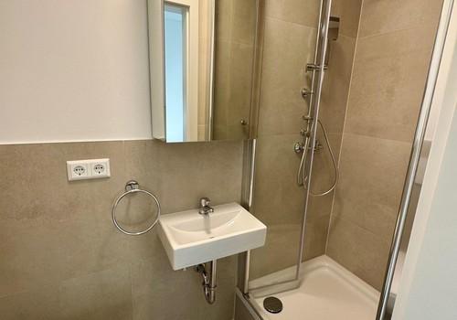 Dusche Waschtisch mit Spiegel