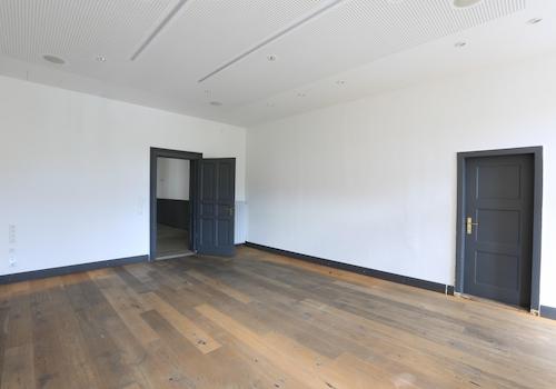 Büro/Besprechung mit Leinwand