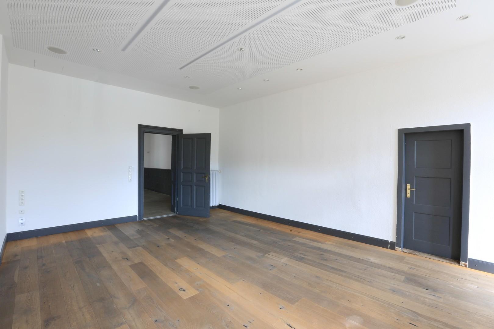 Büro/Besprechung mit Leinwand