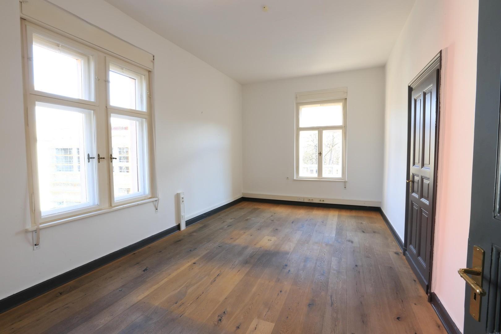 Büro 6