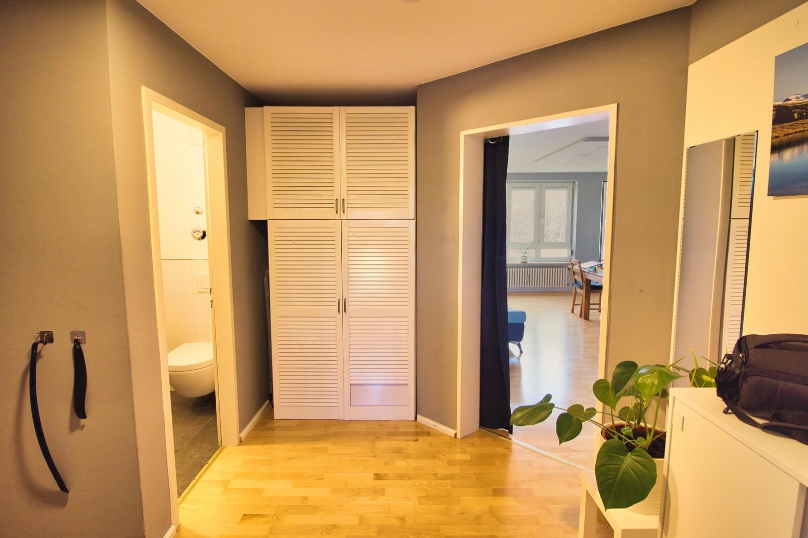 Diele mit Wohnzimmer & WC
