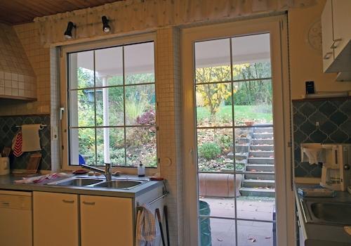 Küche mit Zugang zum garten