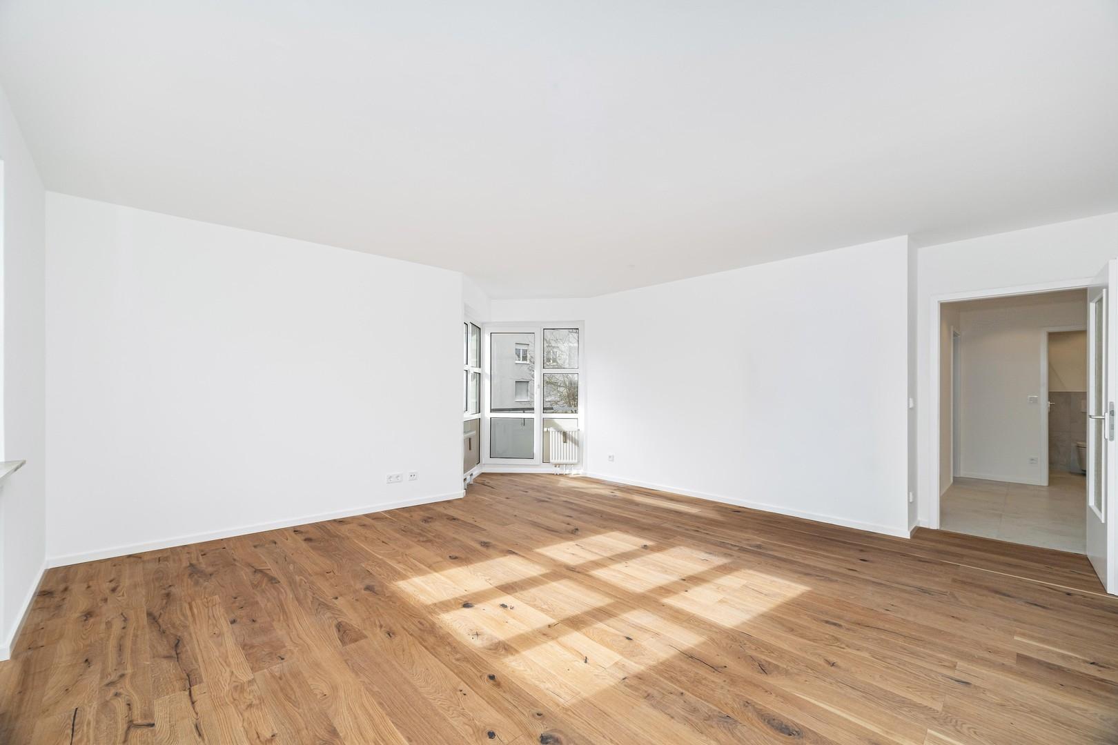Wohnzimmer mit Balkonzugang