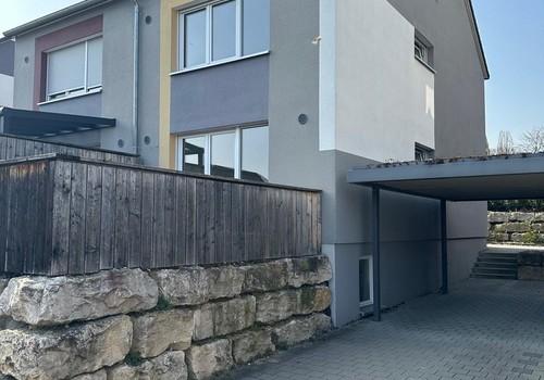 Ansicht Terrasse und Parken
