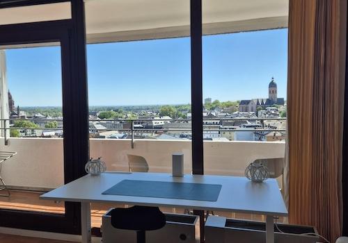 Wohnzimmer mit Arbeitsplatz