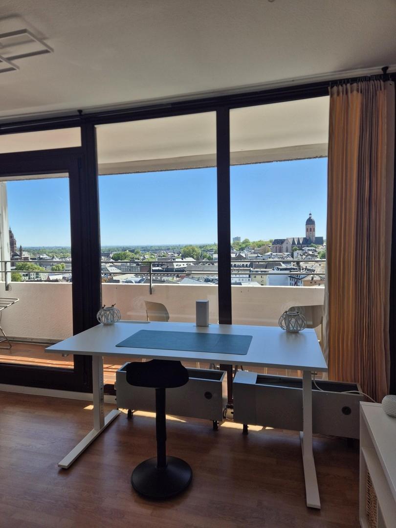 Wohnzimmer mit Arbeitsplatz