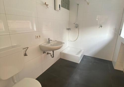 Badezimmer mit Dusche