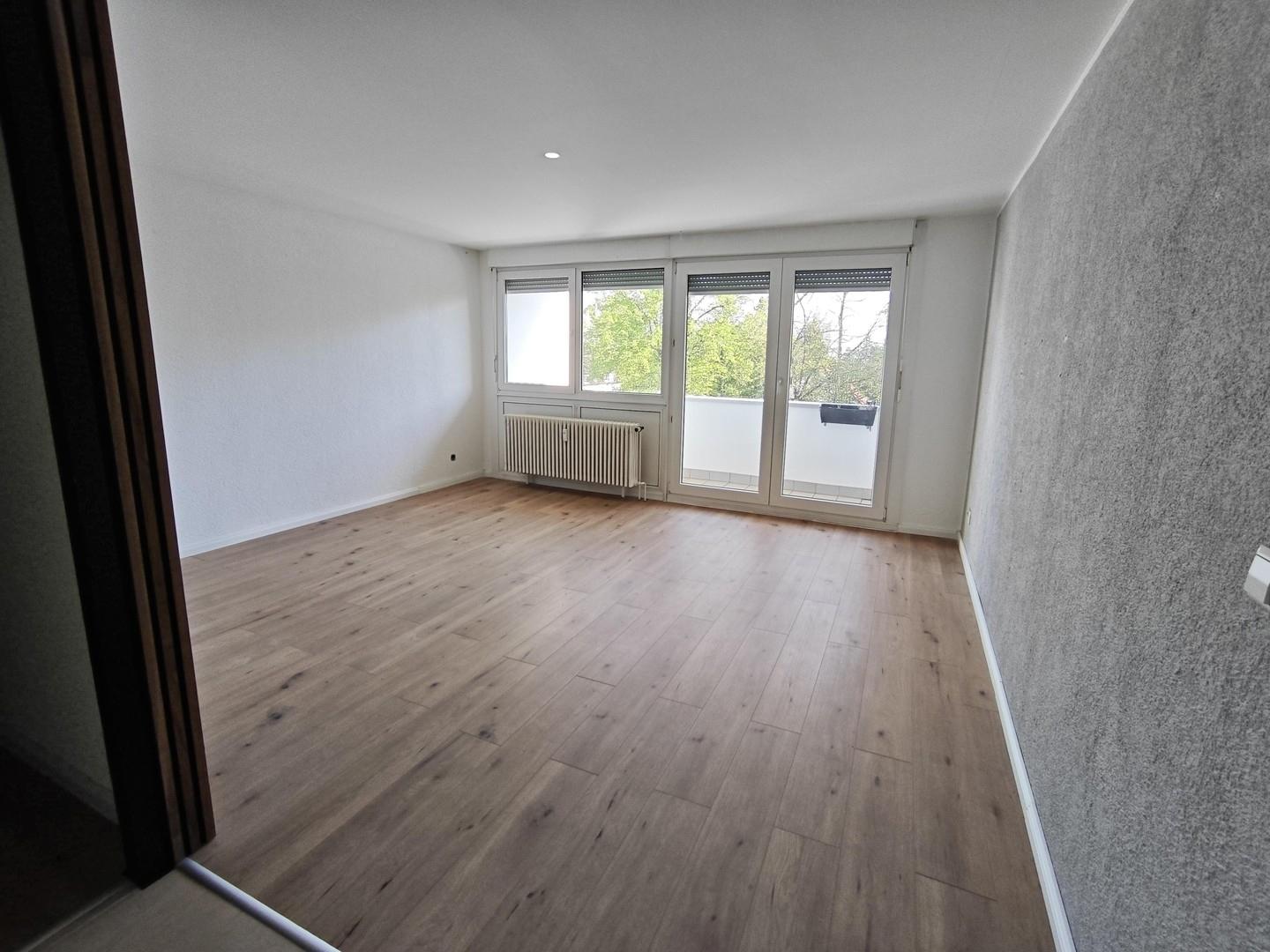 Helles Wohnzimmer mit Balkon