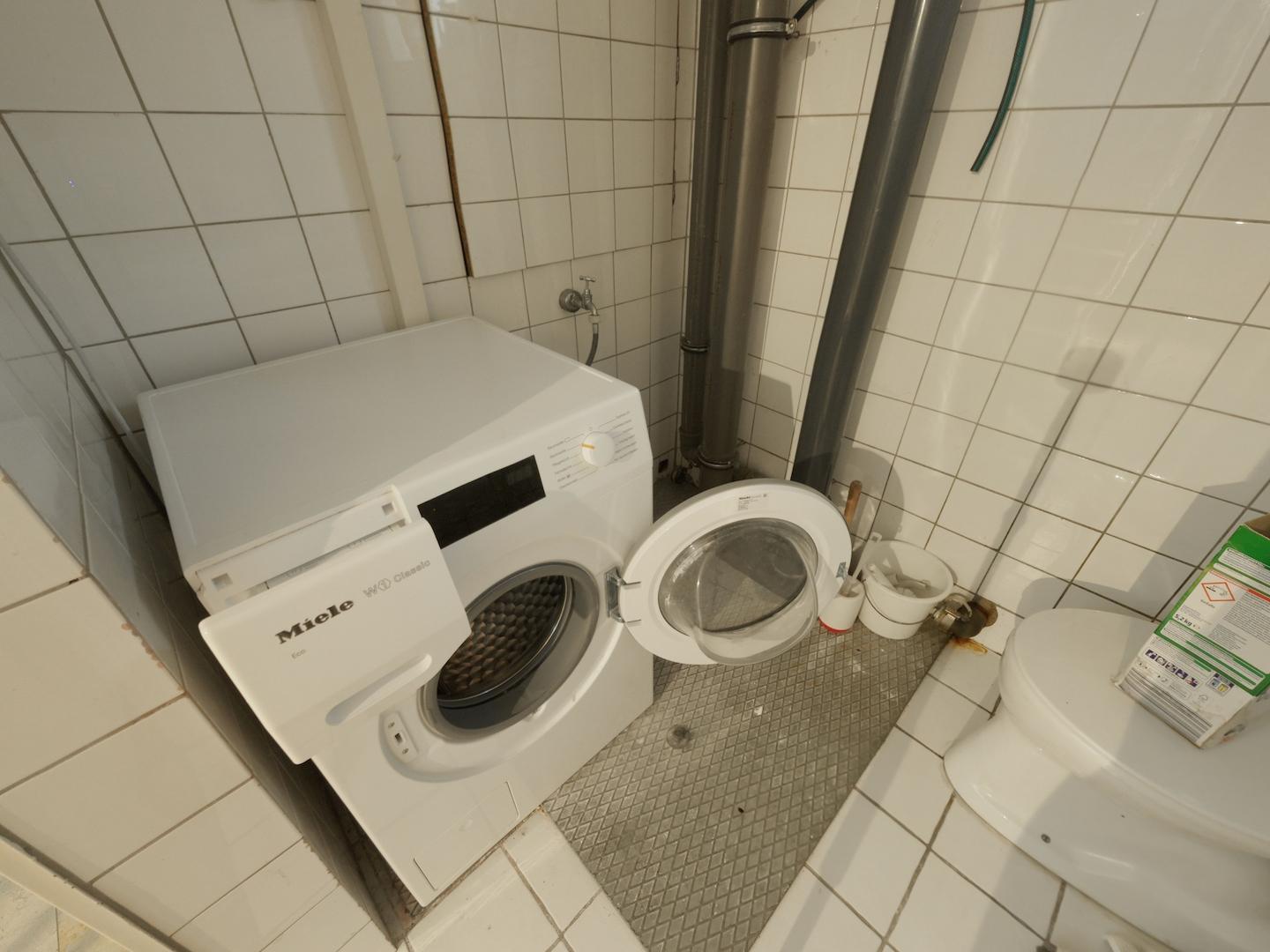 WC mit Waschmaschinenanschluss UG