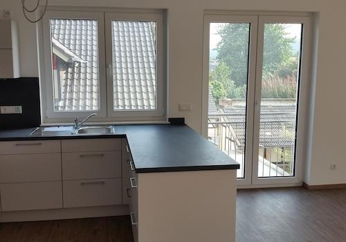 Hervorragend belichtete Küche