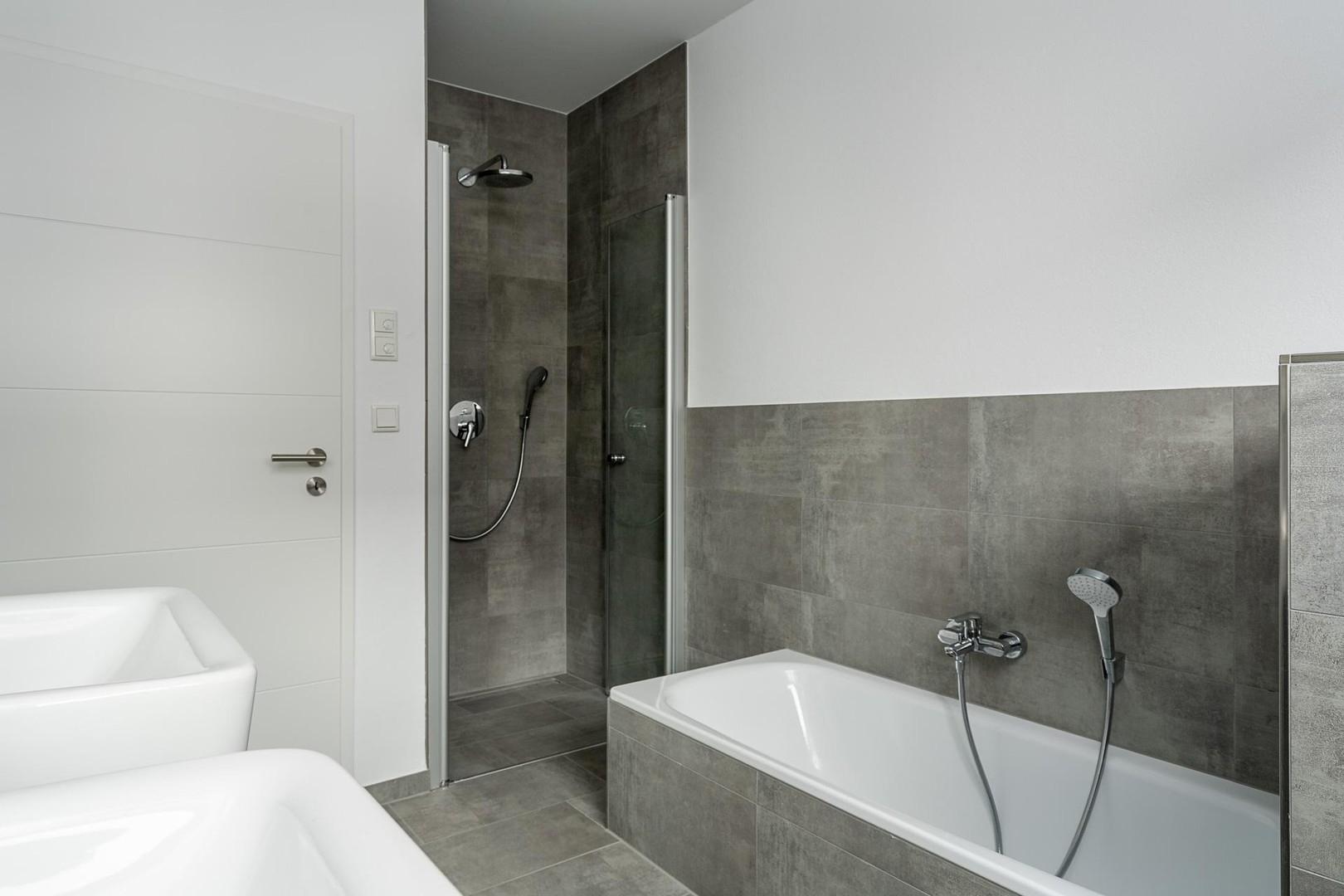 Badewanne und Dusche