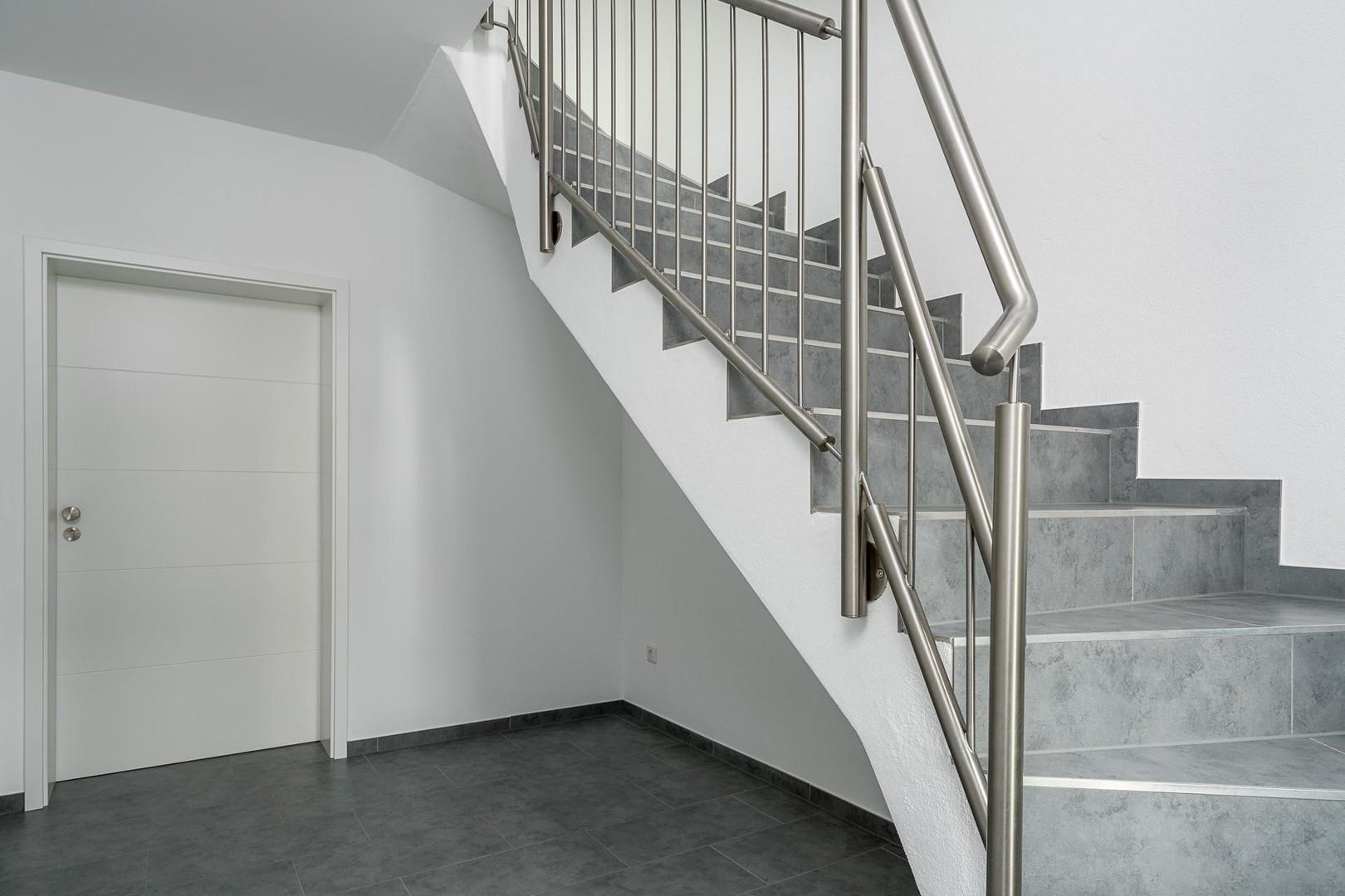 geräumiges Treppenhaus