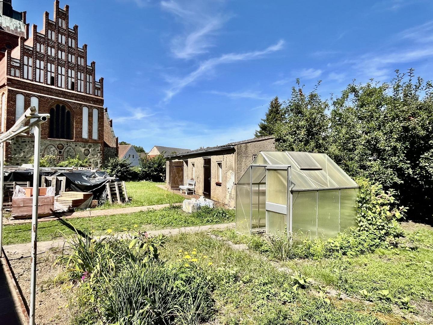 Blick auf die Garage und das Gewächshaus