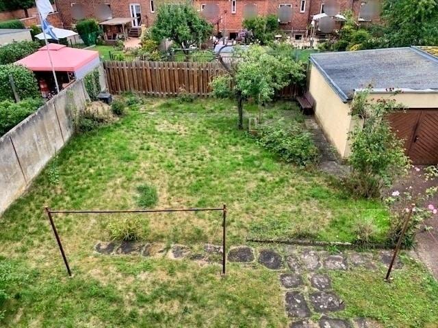 Garten mit Garage