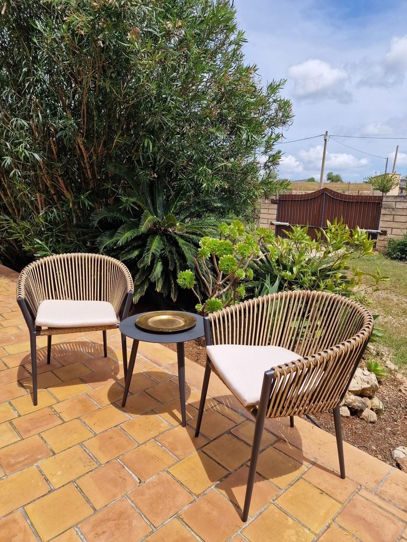 Terrasse bei Eingang + Tor