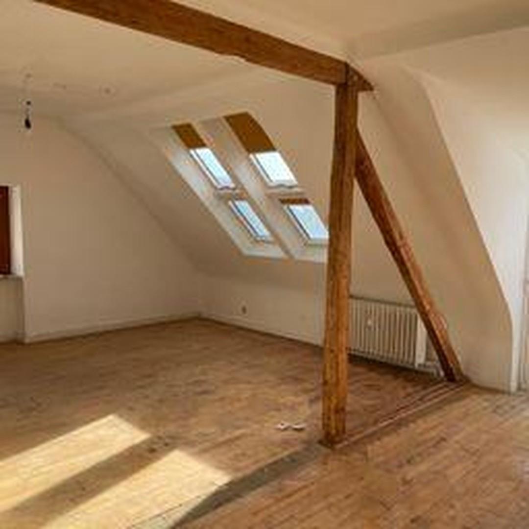 Wohnzimmer mit Dachstuhl