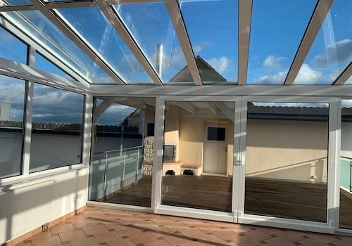 Wintergarten mit Blick auf die Terrasse