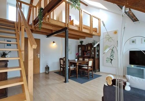 Treppe zur Empore und Terrasse