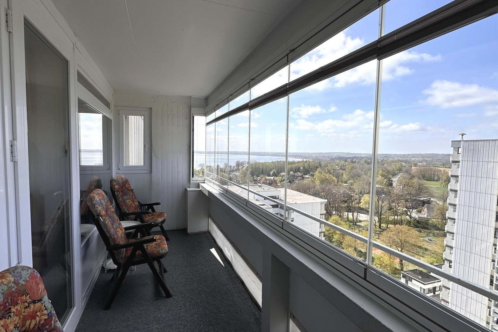 Balkon mit geschlossenen Fenster