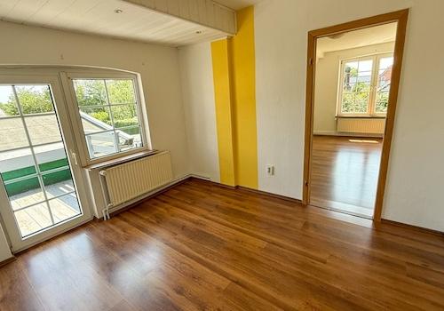 Durchgangszimmer mit Balkon