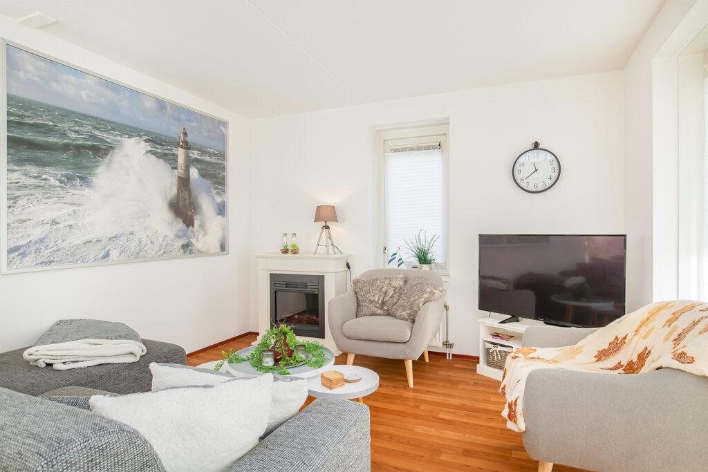 wohnzimmer-mit-kamin-und-maritimer-kunst-lxry-property.jpg