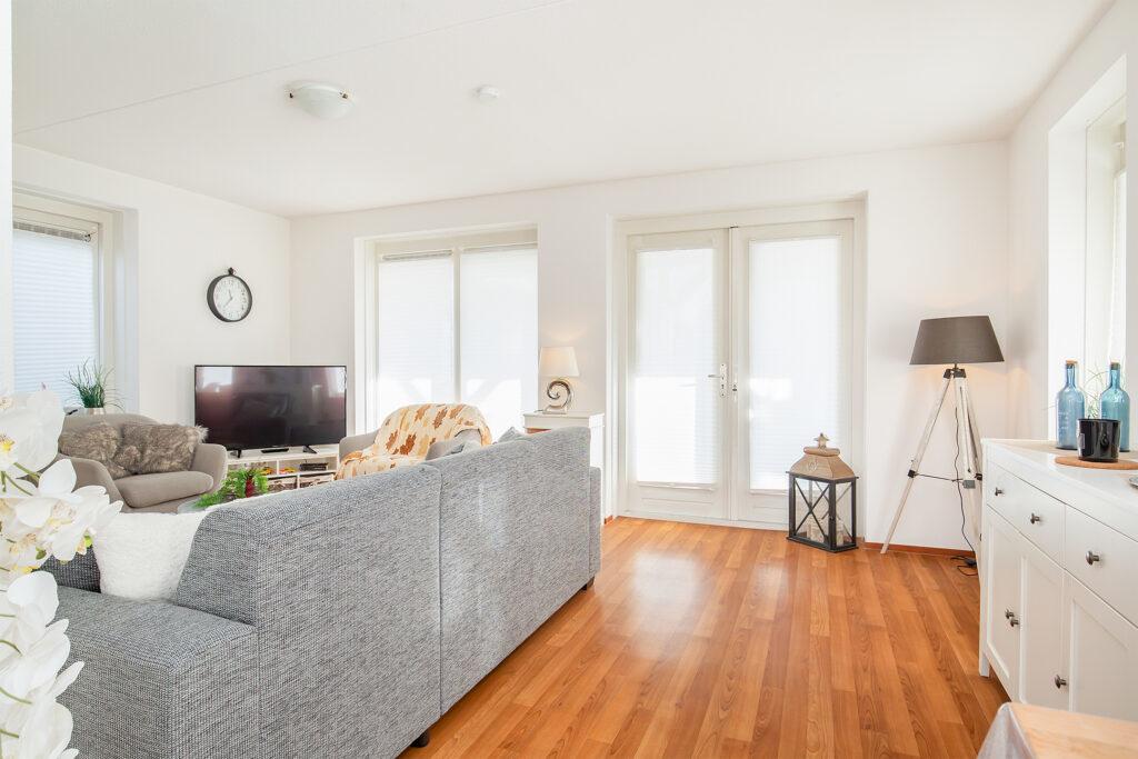 helles-wohnzimmer-mit-terrassentueren-lxry-property.jpg