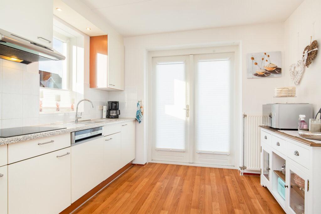 moderne-weisse-kueche-mit-einbaugeraeten-lxry-property.jpg