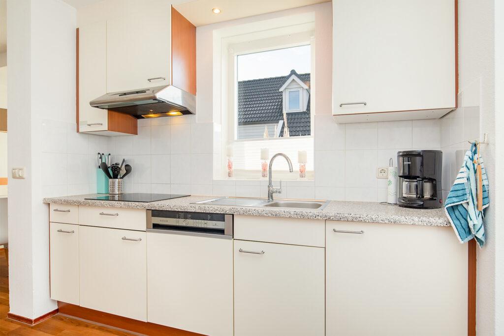 offene-kueche-und-blick-ins-wohnzimmer-lxry-property.jpg