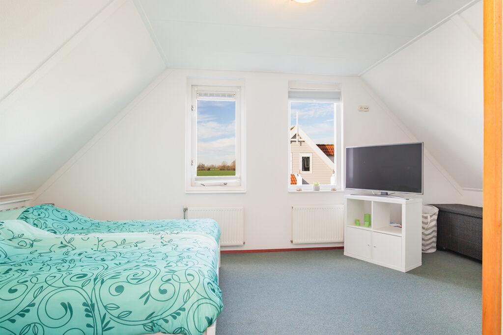 schlafzimmer-1-mit-kleiderschrank-und-stauraum-lxry-property.jpg